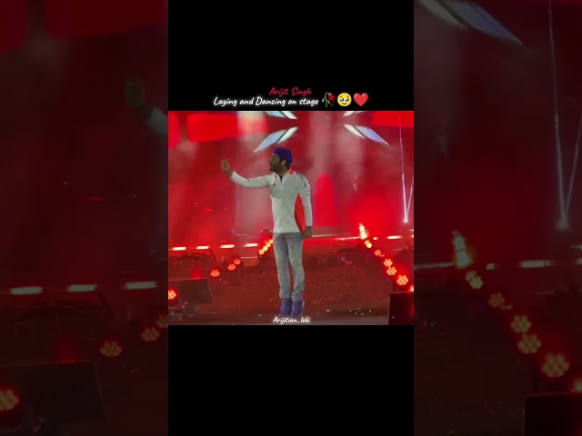 Arijit Singh 🥀😍 laying and Dancing on the stage