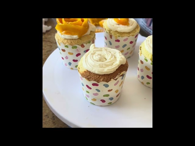 How to decorate sponge cupcakes with strawberry and mango