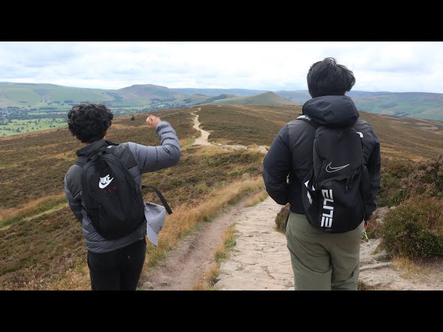 A spontaneous group hike at the Peak District