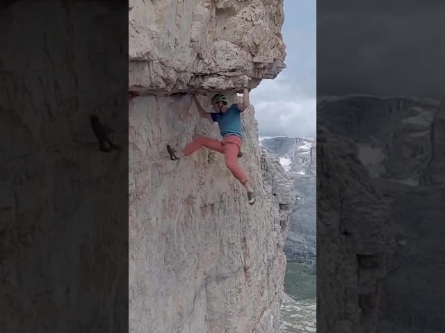 Free-Solo! Alex Honnold 😬Follow for more #rockclimbing