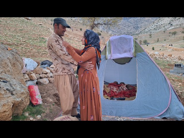 The generosity of the operator to provide the tent: the couple's happiness for a better life.