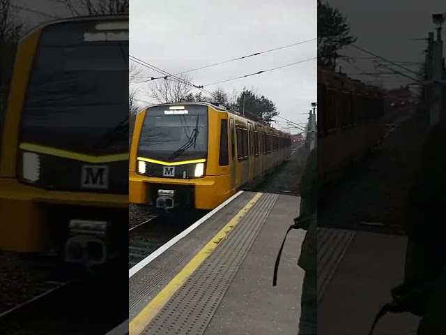 Tyne and Wear Metro 555013 speeding past Hadrian Road🚇🏃