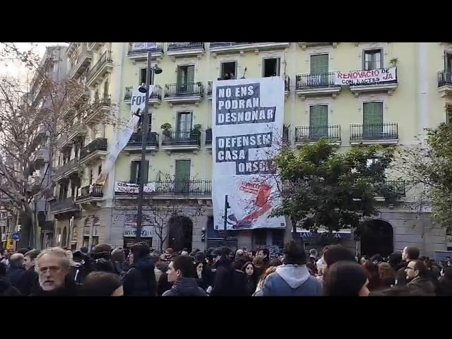 Concentració per aturar el desnonament a la Casa Orsola de Barcelona