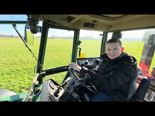 Fendt Farmer 309 LSA bestuurd door neefje Fedde die geniet😎