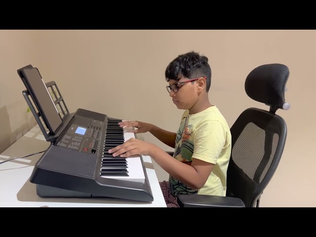 9 year old kid playing kal ho na ho song on piano. Must watch.