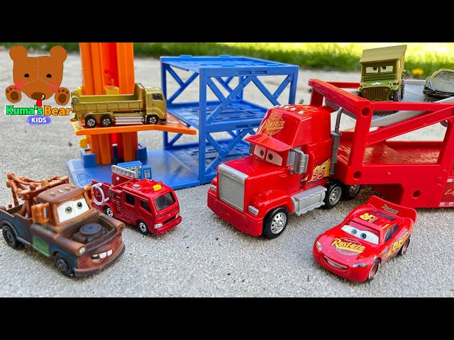 Cars that Red Car Carrier Found Park at Multistory Parking! 【Kuma's Bear Kids】