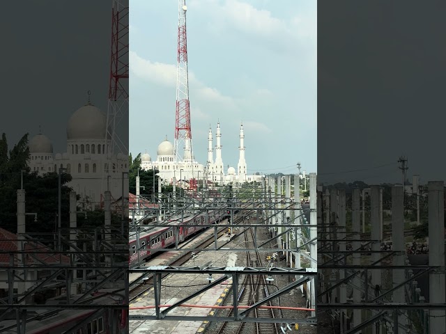 In Frame momen ketika KRL SLO - YK melintas   Masjid Sheikh Zayed #kai #ptkai #keretaapi