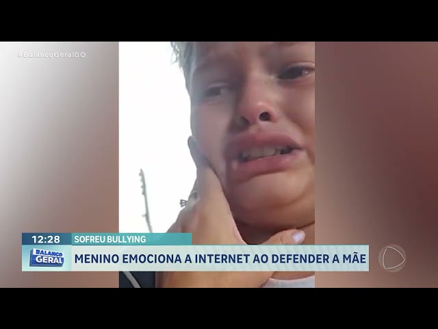 MENINO EMOCIONA A INTERNET AO DEFENDER A MÃE CADEIRANTE