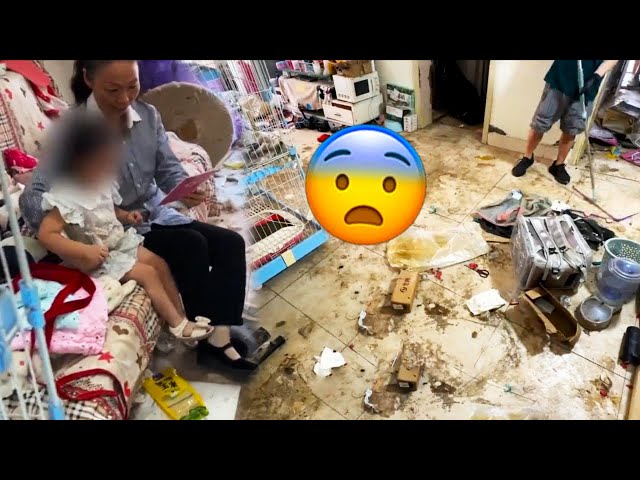 😨A SINGLE MOTHER'S HORRIBLE ROOM WITH DIRT COVERING THE FLOOR!🤢