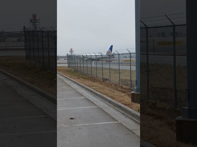 UNITED TAKEOFF TO NY- ETHAN AND LIYAN @Ethansaviation13 #shorts #planespotting #airport #usa