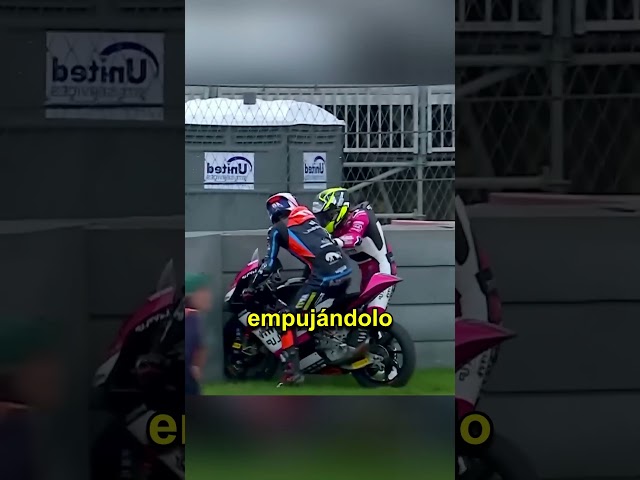 Este motociclista cometió un gran error 😂 #shorts