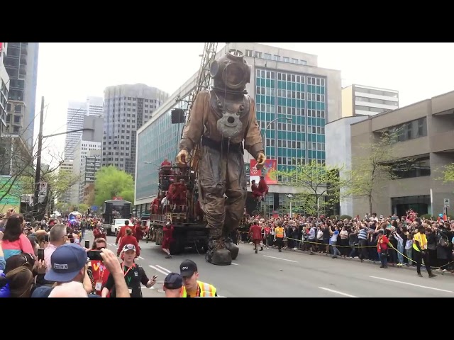 Street Performer - Giant Marionettes in Montreal