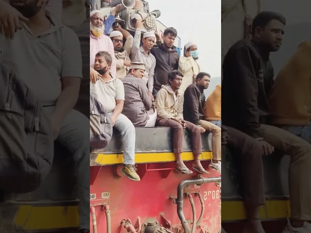 Passengers sit on the train #shorts #train #trending #amazing #passenger #viralvideo #wow #railway