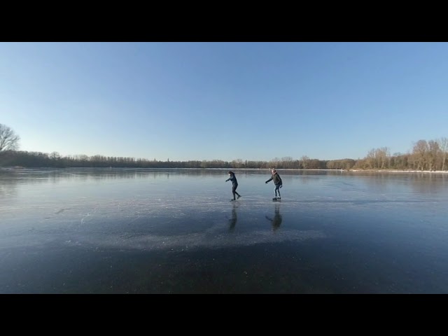 VR180 Skating on Thin Ice - Schaatsen op dun ijs