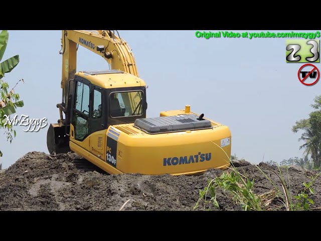 Excavator Komatsu PC130F Crawling Crossing Deep Mud