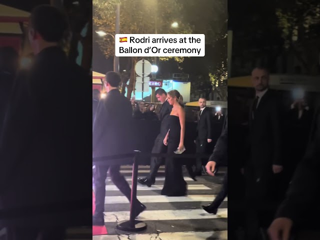 Rodri arrives at the 2024 Ballon d’Or ceremony on crutches 👋🇪🇸