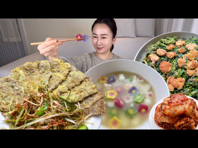 새해맞이 꽃떡국이요🌸육전에 명란미나리전의 막걸리를 위한 빅픽쳐🍶 Tteokguk Rice-cake soup KOREAN COOKING MUKBANG SHOW