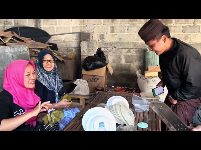 Semangatnya ibuk-ibuk yang setiap selesai rutinan mencuci gelas kopi jamaah