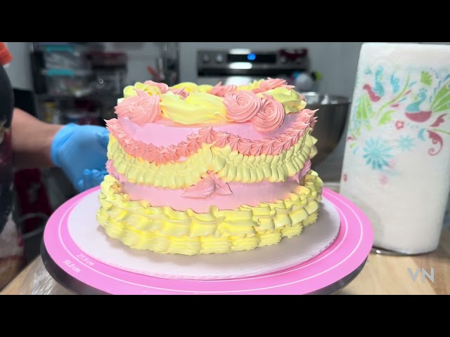 Pastel decorado con merengue Italiano.