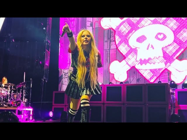 Avril Lavigne - The Greatest Hits Tour Opening + Girlfriend Live in Vancouver