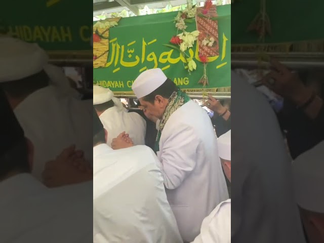 HABIB RIZIEQ SYIHAB ANTAR JENAZAH KH MA'SUM HASAN IMAM DAERAH FPI JAWA BARAT