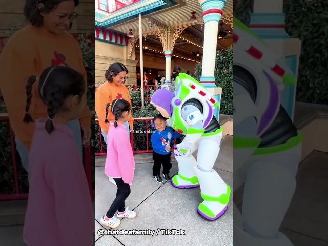 #BuzzLightyear les habla con lengua de señas y ellos no lo pueden creer 🥹