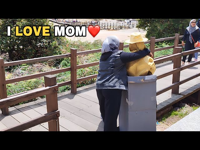 Pelukan Seorang Ibu..!! Statue Prank Funniest Reactions, Prank Patung Hidup