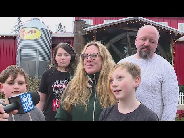 Crowd gathers to visit Bob’s Red Mill cafe final time