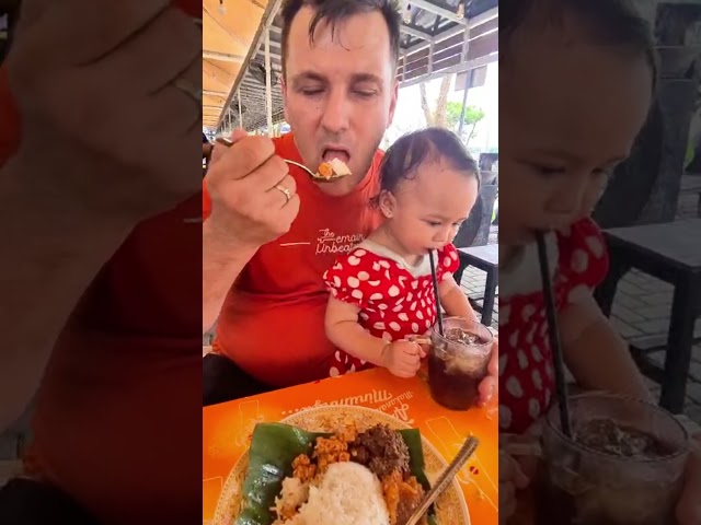 Pertama kali WNA yg jelek makan nasi gudeg #bule #jowoan #kampung