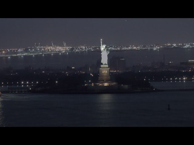 Flagship Queen Mary 2 - Dawn arrival to New York.