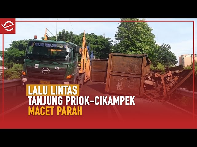 Begini Penampakan Truk Trailer Terbalik di Km 0 Cawang Interchange