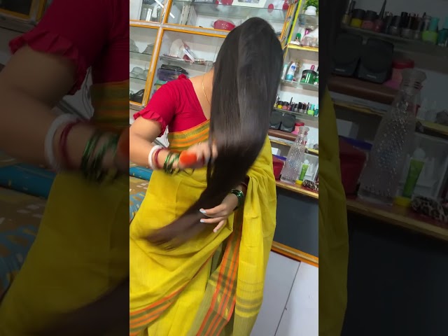 BEAUTIFUL BHABHI LONG HAIR FLAUNTING AND COMBING IN SAREE