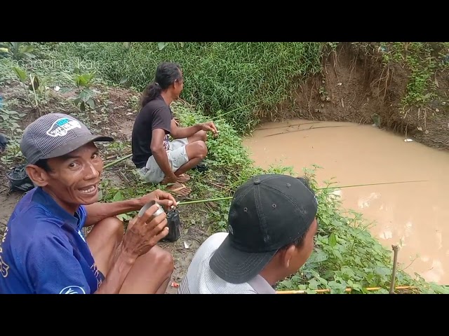 mancing di selokan saat sungainya banjir meluap