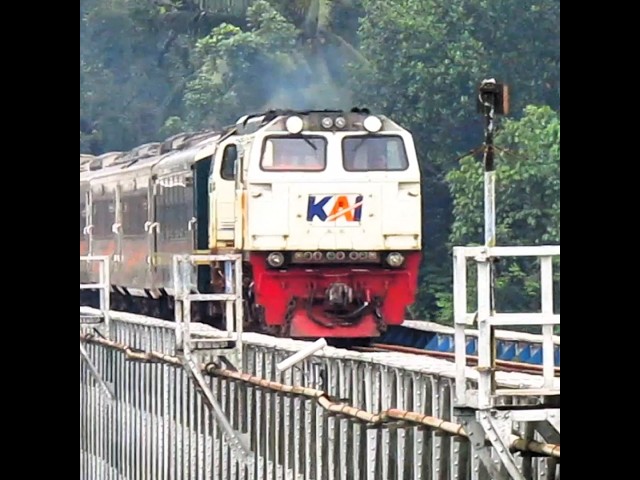 Kereta Pangandaran Menyeberangi Jembatan Cirahong