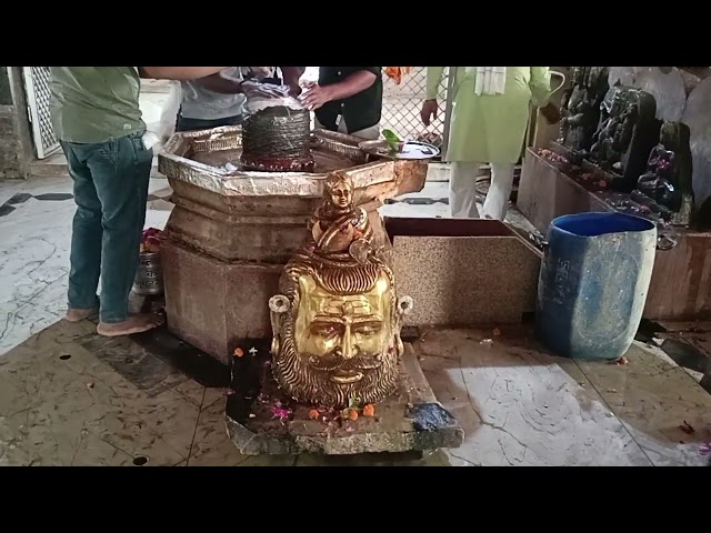 चिंताहरण महादेव बाबा में अभिषेक होते हुए रमणरेती वृंदावन मथुरा