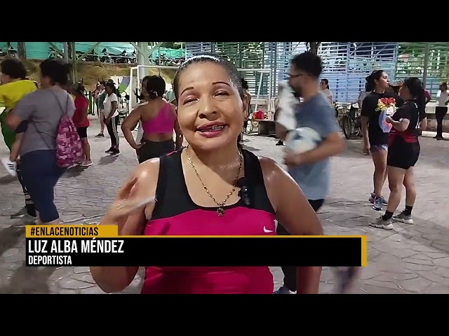 Clases de aeróbicos y rumba en el Multiparque del barrio La Esperanza