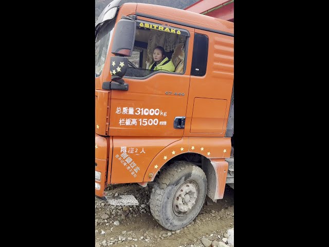 Stand up when no one helps. The road is still on its own. # Record Truck Life# Female Truck Driver#