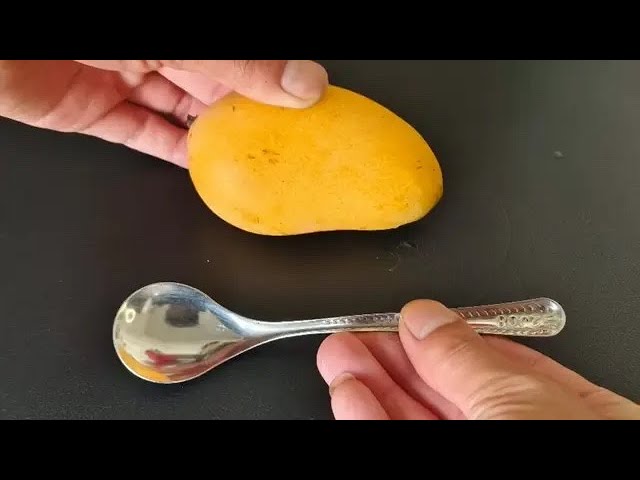 Today I found out that peeling mangoes is so easy, without dirty hands or juice. The method is simpl