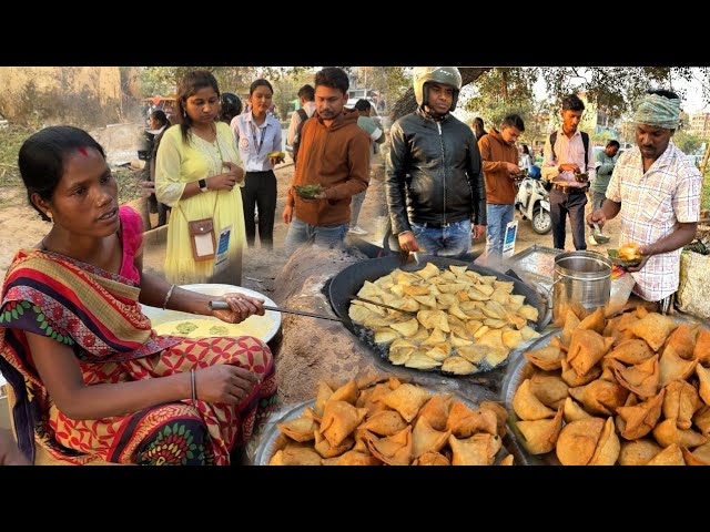 Hardworking Adivasi Didi Selling Samosa, Pakoda On Footpath । Price ₹ 10/- Only । Indian Street Food