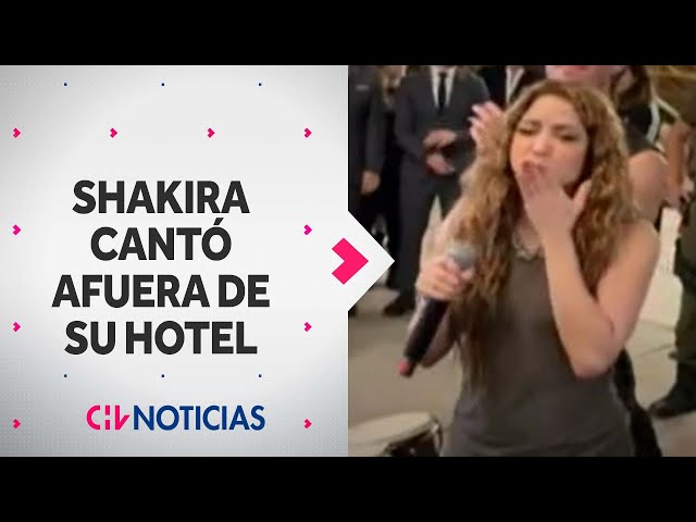 Shakira CANTÓ A SUS FANS de sorpresa afuera de su hotel en Santiago - CHV Noticias