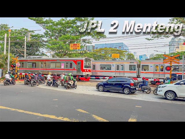 JPL 2 Menteng!!! Aktivitas Kereta dan Pengguna Jalan di Perlintasan Menteng