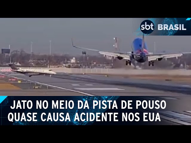 Avião comercial quase colide com jatinho que cruzou pista de pouso nos EUA | SBT Brasil (25/02/25)