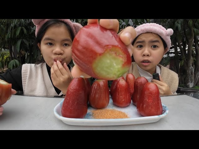 Duong cookie eats plum with salt and instant noodles very delicious, invite you!