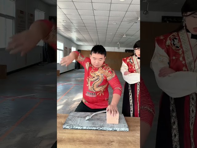 中国功夫：猛男把扳手掰弯Chinese Kung Fu: A tough guy bends a wrench