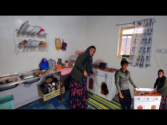 "From installing the stove to tidying up: accompanying Razia in the kitchen"