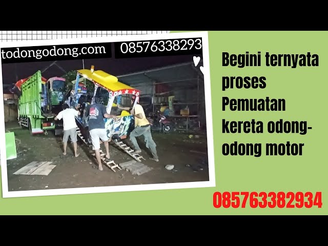 Proses pemuatan kereta odong-odong motor Thomas ke Bandung