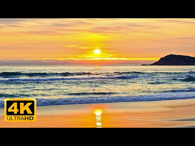 Beautiful ocean sunset // Squeaky Beach, Australia