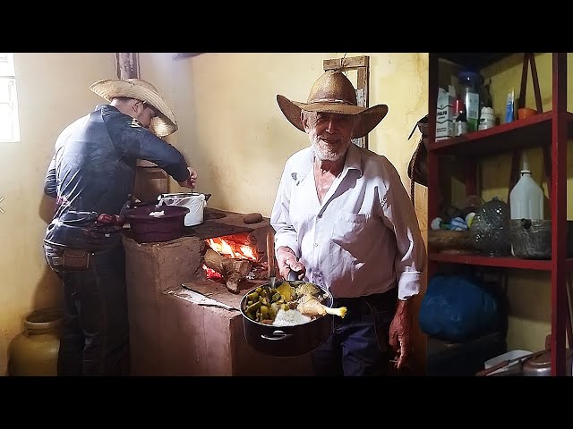 NA ROÇA UM ALMOÇO ESPECIAL Galinha Caipira com Quiabo  na Casa do amigo Peão, eu e o Genesio