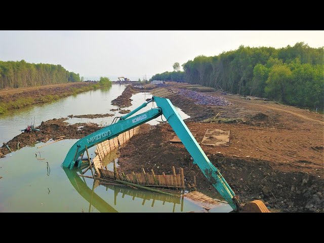 Kobelco SK210LC Long Reach Excavator Stuck In Deep Mud Heavy Recovery