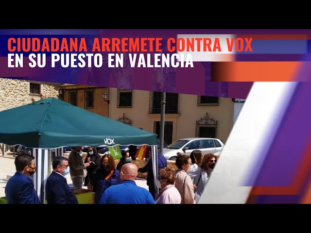 Una ciudadana arremete contra Vox en su puesto en Valencia